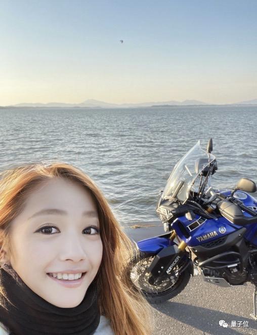 摩托车网红小姐姐吃瓜